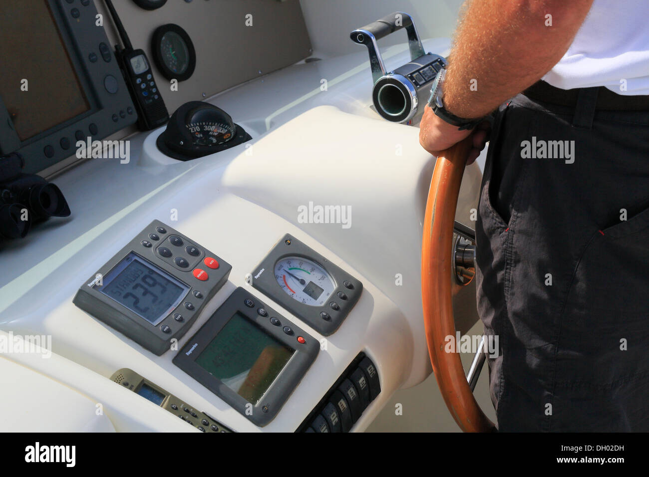 Il capitano al volante sul flybridge, LEONARDO II, un cruiser costruito da Azimut, tipo di imbarcazione: Leonardo 98, lunghezza: 30.15 m Foto Stock