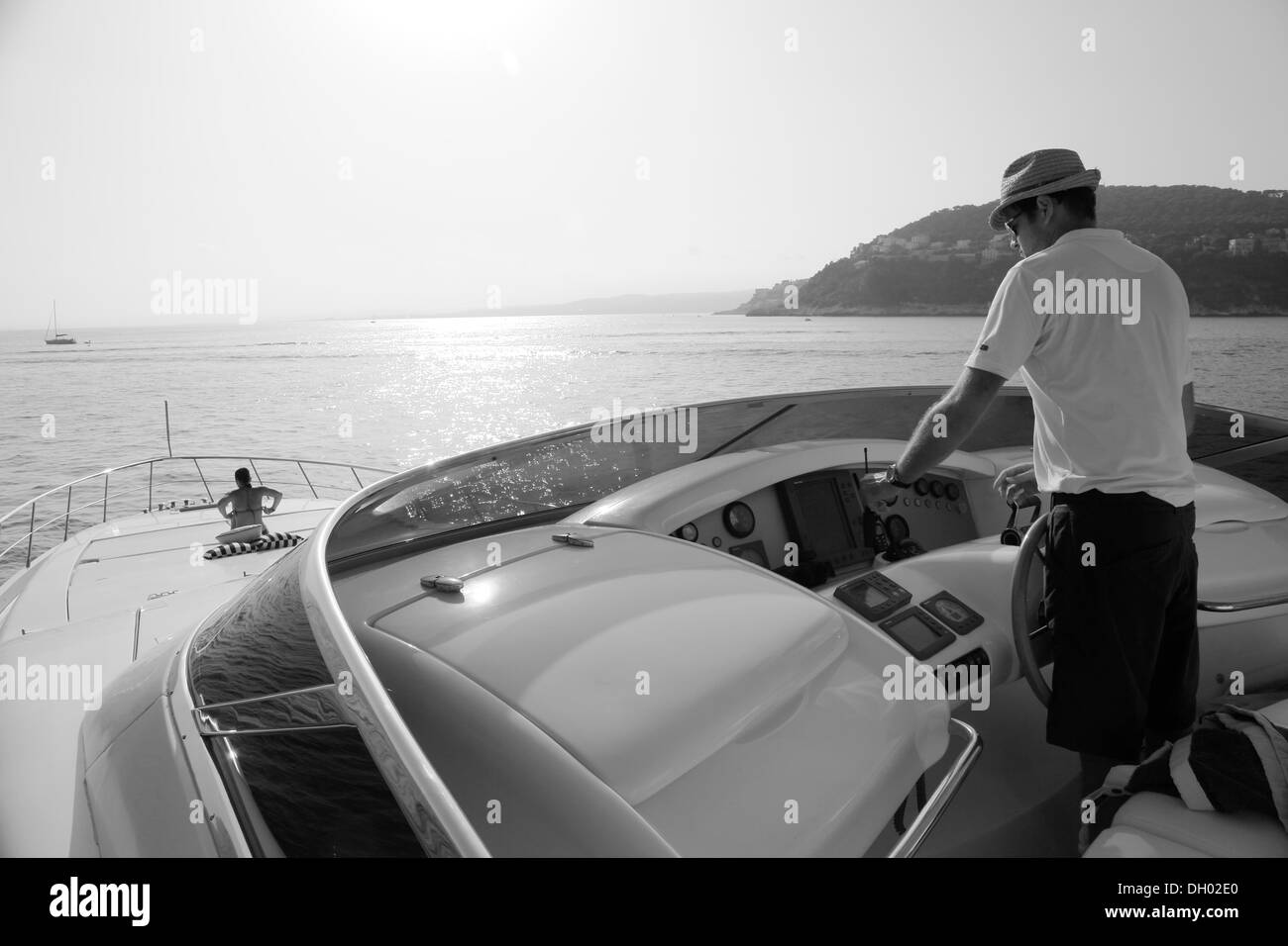 Il capitano al volante sul flybridge, LEONARDO II, un cruiser costruito da Azimut, tipo di imbarcazione: Leonardo 98, lunghezza: 30.15 m Foto Stock