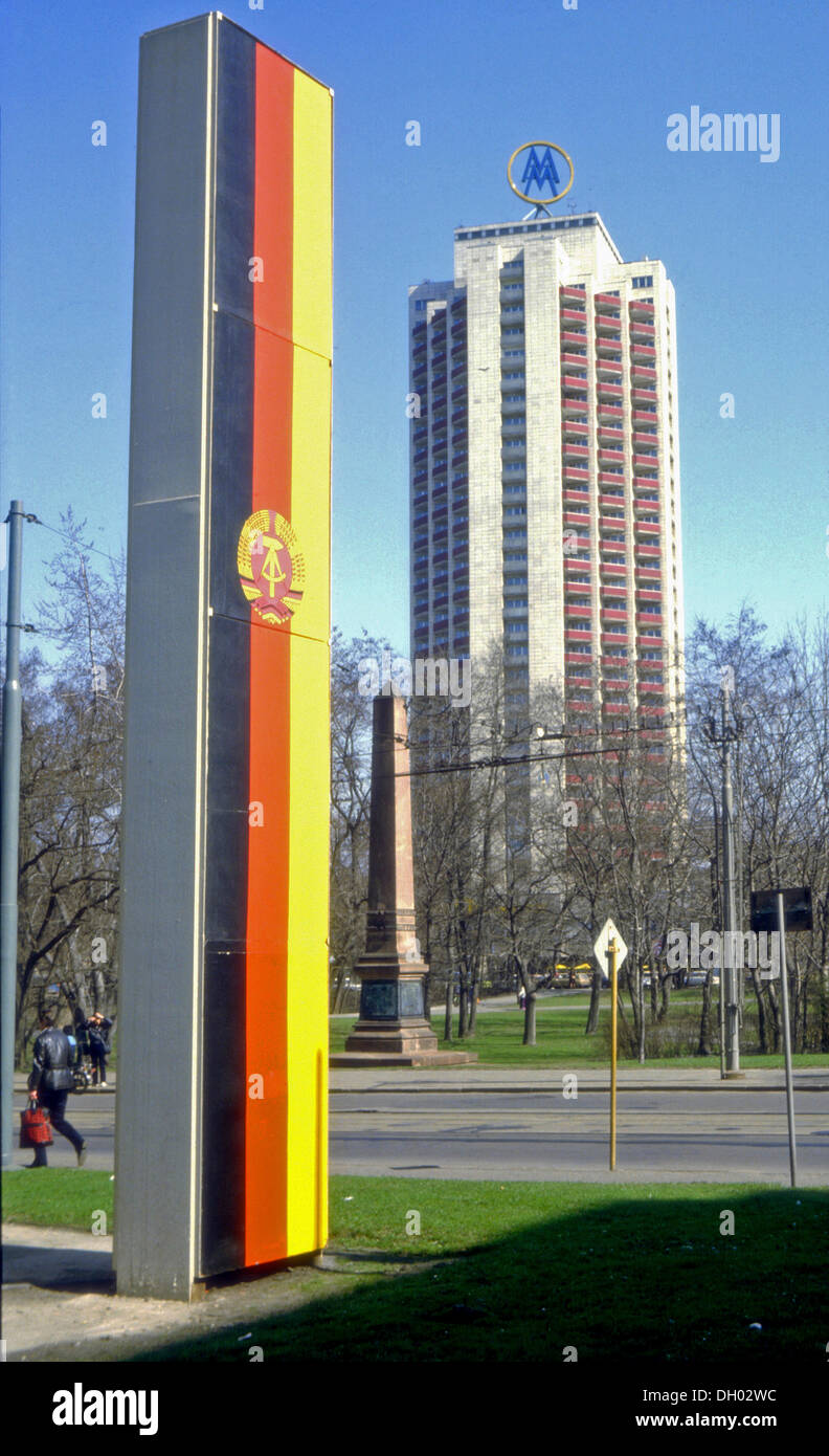 Messehochhaus alto edificio di appartamenti, piedistallo con la bandiera della Repubblica democratica tedesca alla parte anteriore, Lipsia, nel mese di aprile 1985 Foto Stock