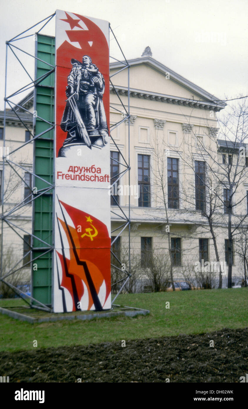 Propaganda socialista segno, Druzhba Freundschaft, russo e tedesco per amicizia, con le bandiere della URSS nella parte anteriore di un Foto Stock