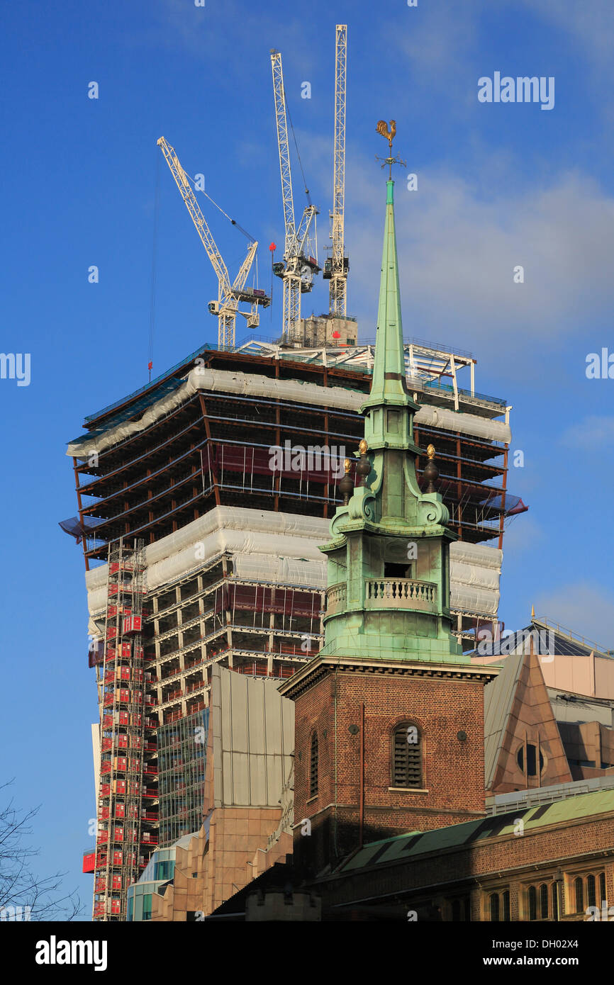Torre di tutti Hallows dalla torre la Chiesa di fronte alla alta luogo sito in costruzione di 20 Fenchurch Street, City of London Foto Stock