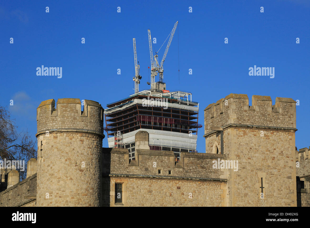 La Torre di Londra di fronte all'alto sito in costruzione di 20 Fenchurch Street, City of London, Londra, regione di Londra Foto Stock