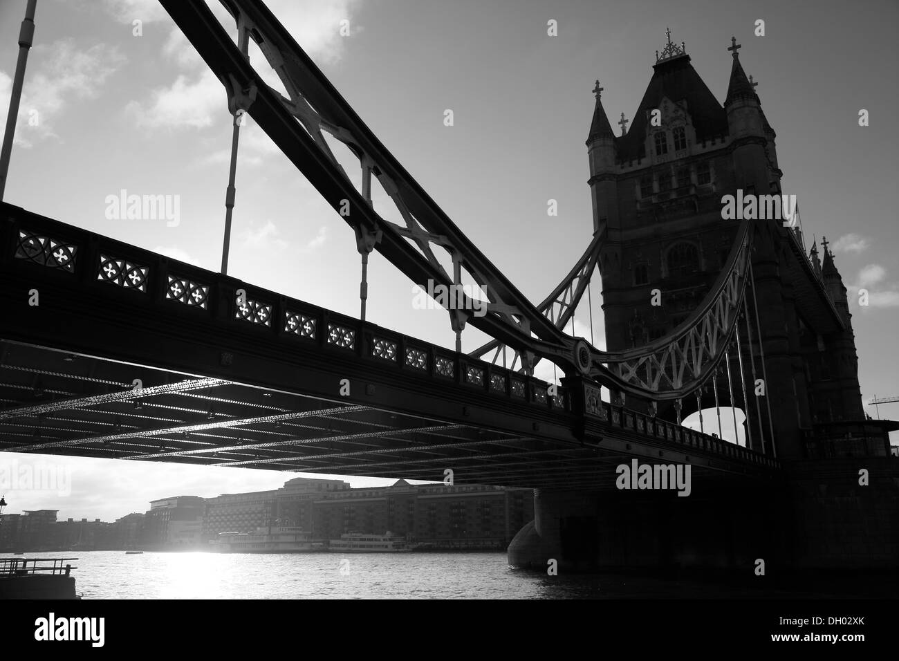 Il Tower Bridge con retroilluminazione al mattino, il fiume Tamigi, City of London, Londra, regione di Londra, England, Regno Unito Foto Stock