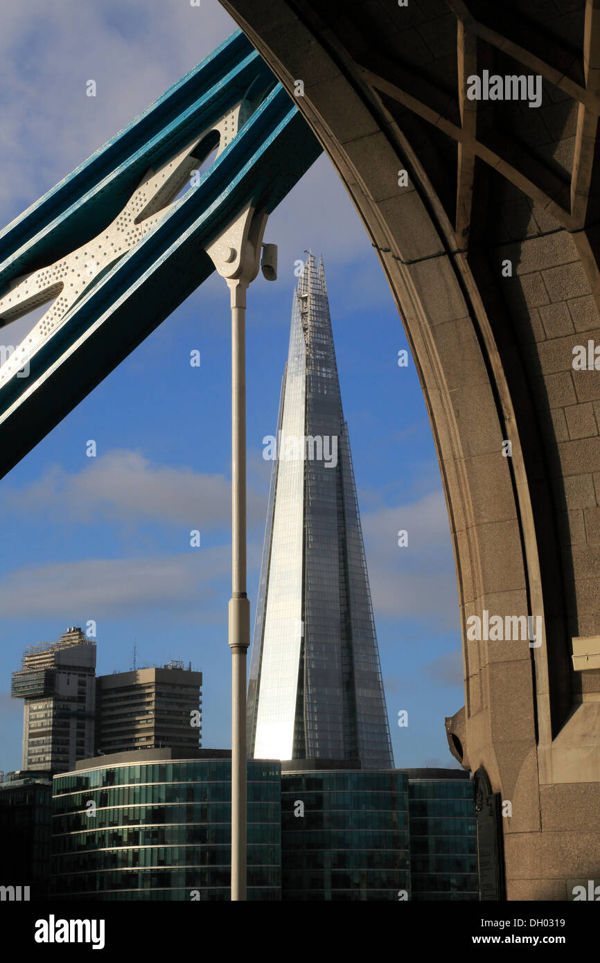 Il Tower Bridge, guardando verso la Shard, in Europa il secondo edificio più alto, 310 metri, architetto Renzo Piano, City of London Foto Stock