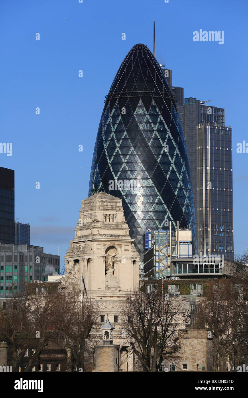 Porto di London Authority edificio di fronte di Abbey Business Center, il Gherkin, progettato da Norman Foster visto dalla torre Foto Stock