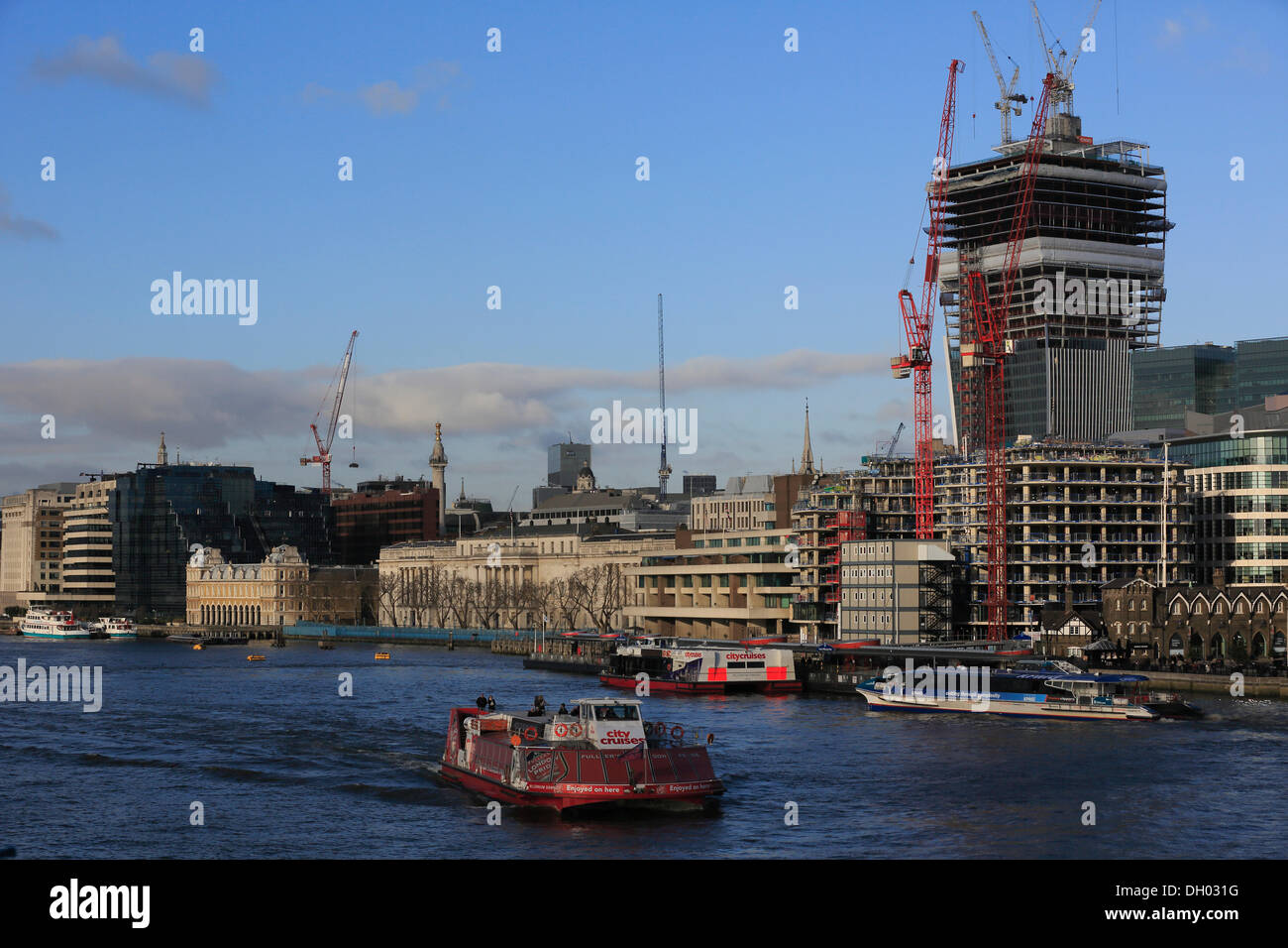 Il fiume Tamigi con imbarcazioni turistiche, Mercato di Billingsgate, Custom House, il Monumento e ufficio edificio sito in costruzione di 20 Foto Stock
