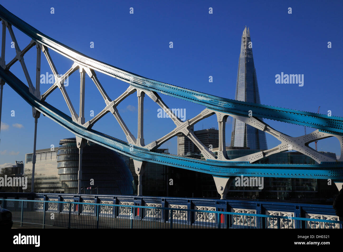 Il Tower Bridge, guardando verso la Shard, in Europa il secondo edificio più alto, 310 metri, architetto Renzo Piano, City of London Foto Stock