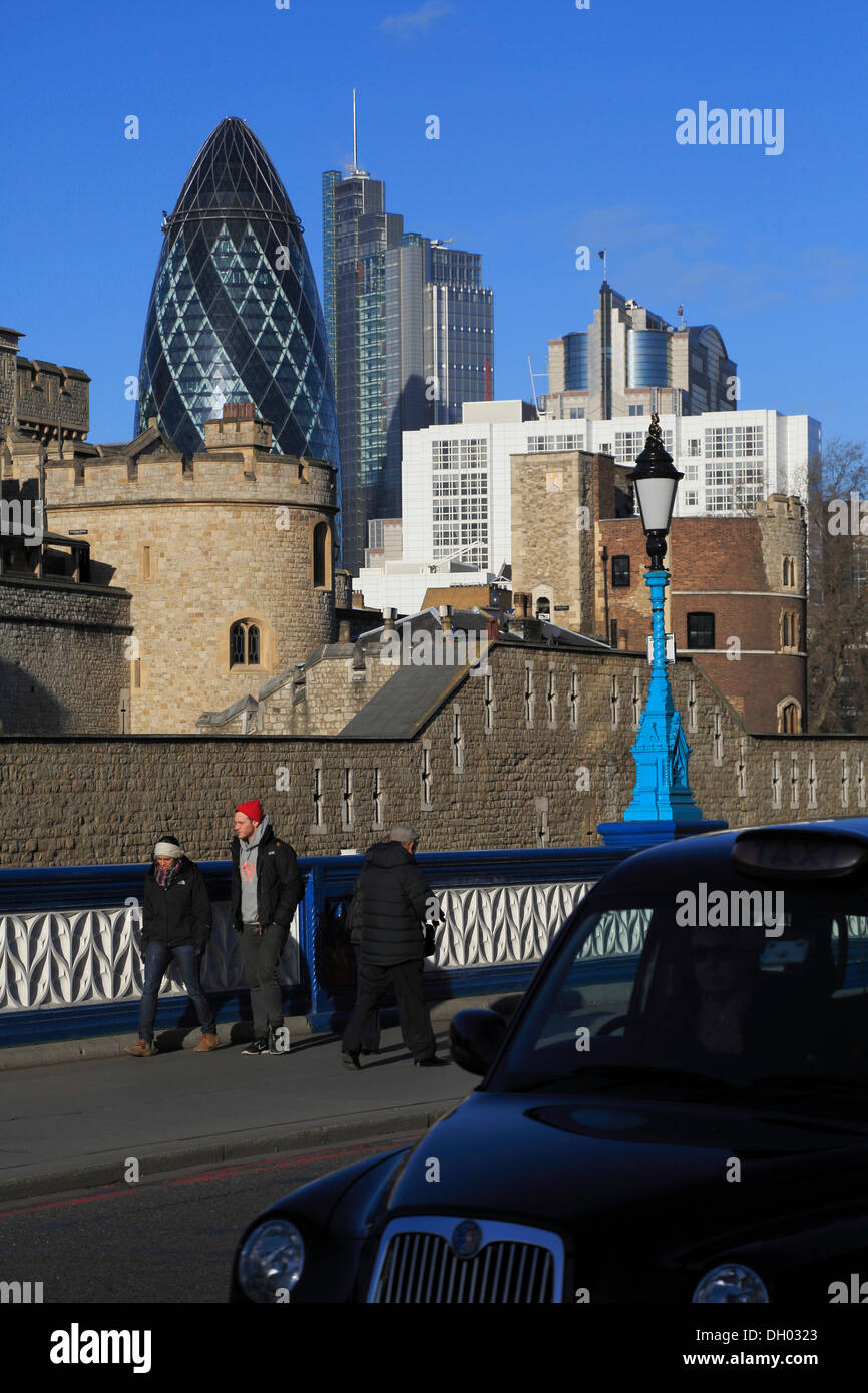 La Torre di Londra nella parte anteriore del Abbey Business Center, il Gherkin, visto dal Tower Bridge, City of London, Londra Foto Stock
