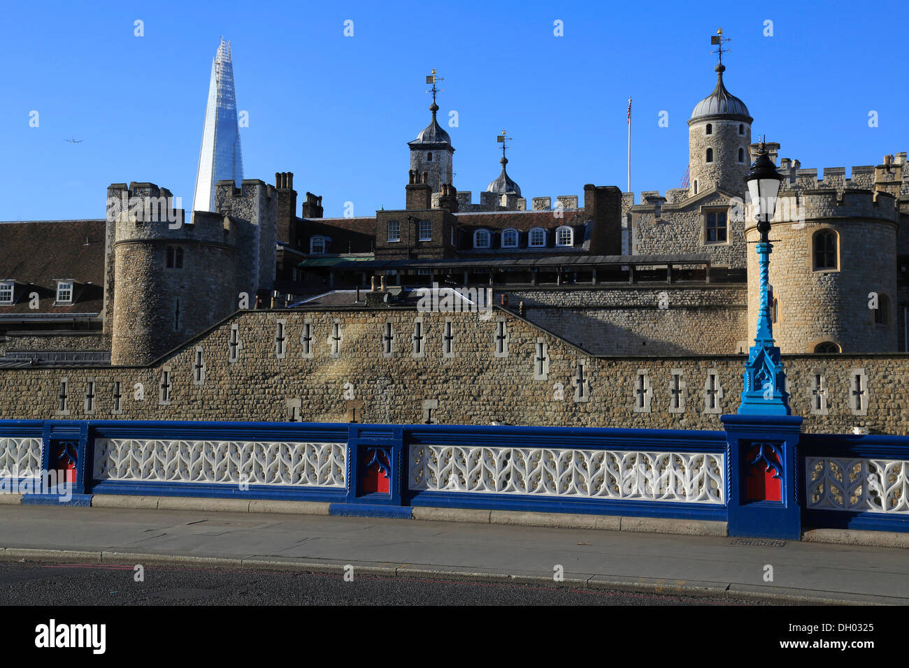 La Torre di Londra nella parte anteriore del Shard, City of London, Londra, regione di Londra, England, Regno Unito Foto Stock