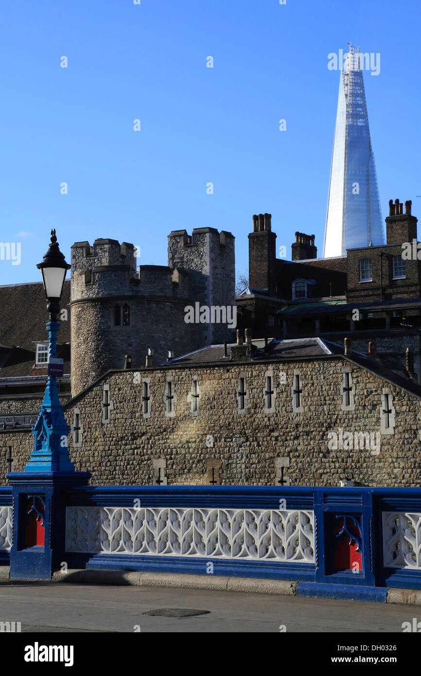 La Torre di Londra nella parte anteriore del Shard, City of London, Londra, regione di Londra, England, Regno Unito Foto Stock
