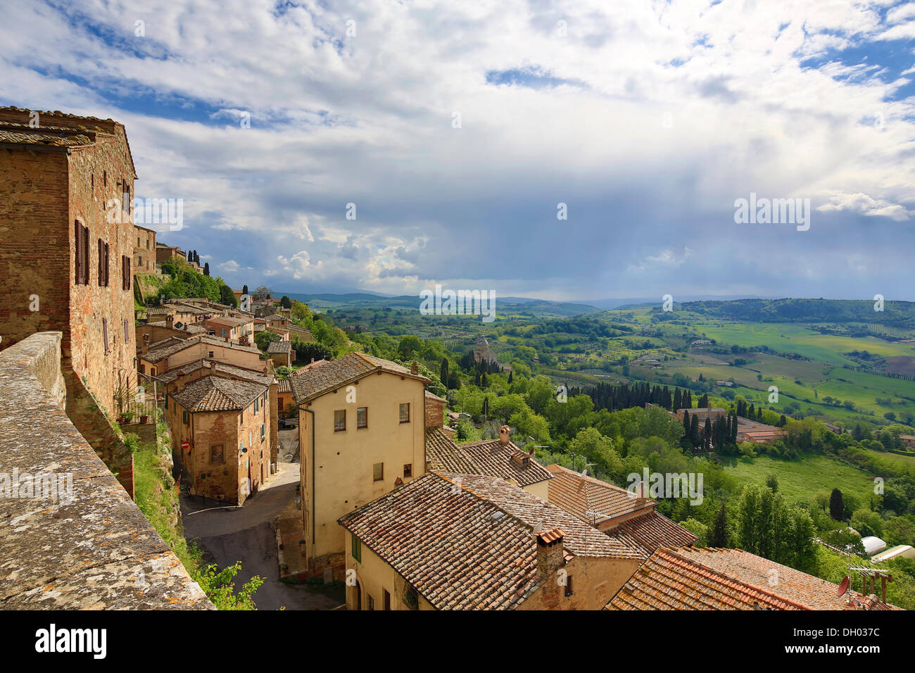 A sud-ovest vista da Montepulciano, Montepulciano, Toscana, Italia Foto Stock