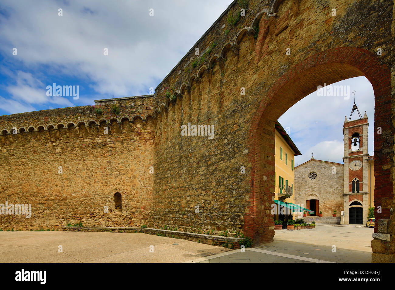 Le mura della città, San Quirico, Toscana, Italia Foto Stock