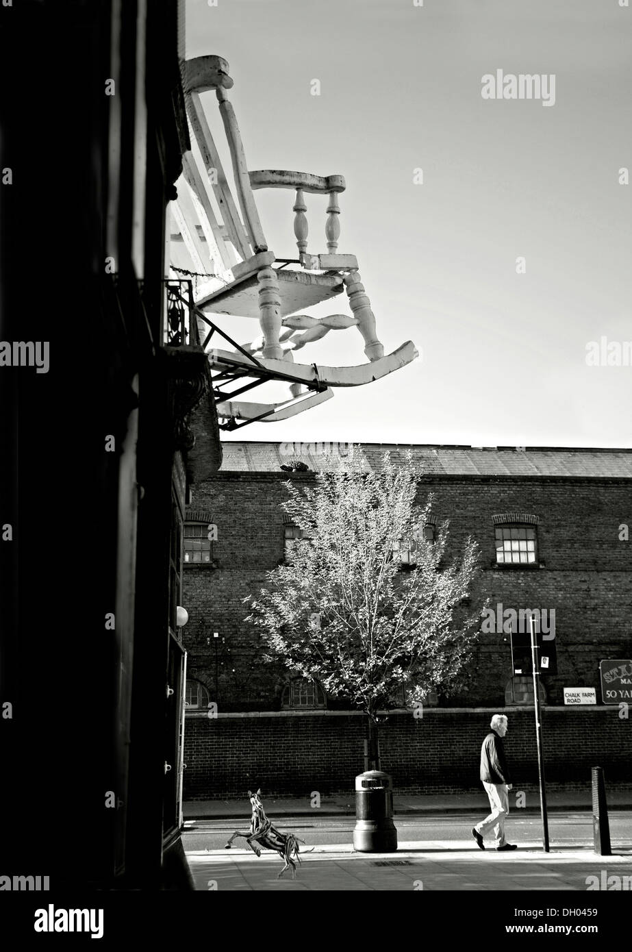 Più grandi di vita dimensioni sedia a dondolo impostato al di sopra di Camden interni negozio di arredamento porta a Chalk Farm Road, Camden town tree uomo cane Foto Stock