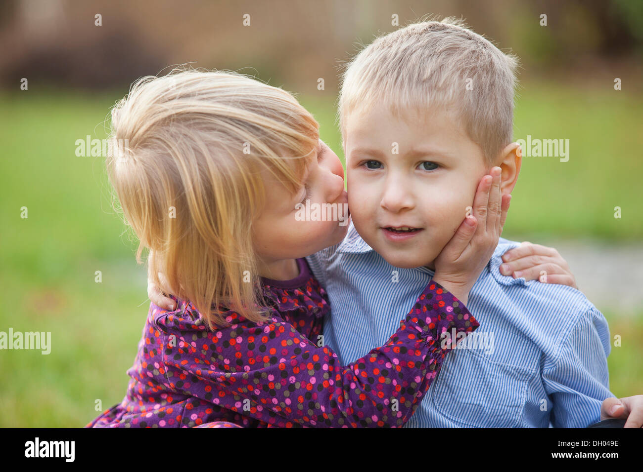Piccola ragazza baciare un ragazzino, Germania Foto Stock
