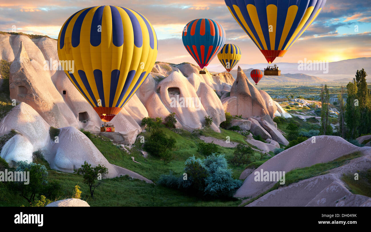 I palloni ad aria calda su Goreme tufo vulcanico formazioni rocciose all'alba, Cappadocia, Turchia Foto Stock