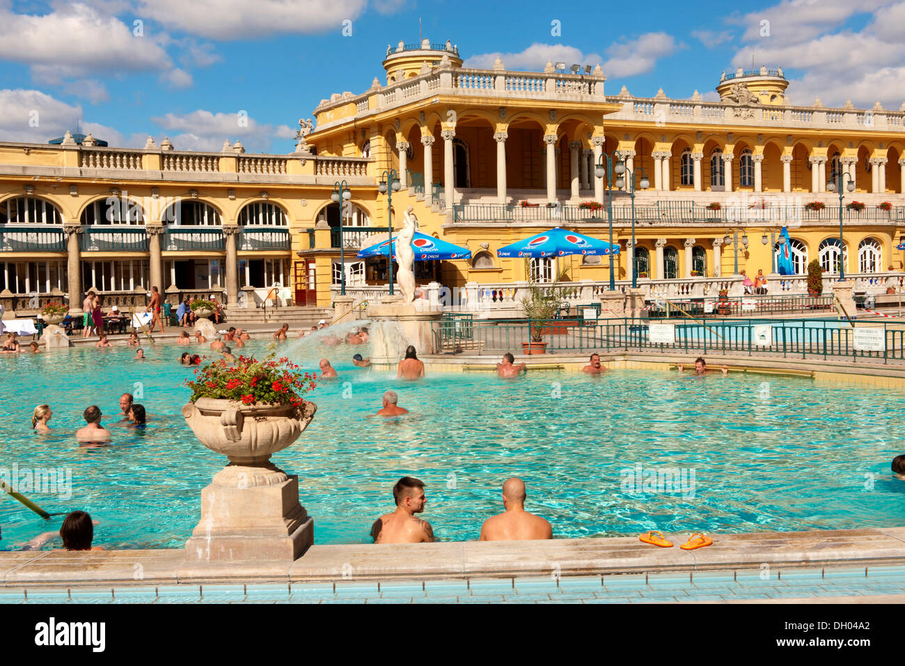 Il neo-barocco Szechenyi bagni, il medicinale più grandi bagni termali in Europa, il parco cittadino, Budapest, Ungheria, Europa Foto Stock