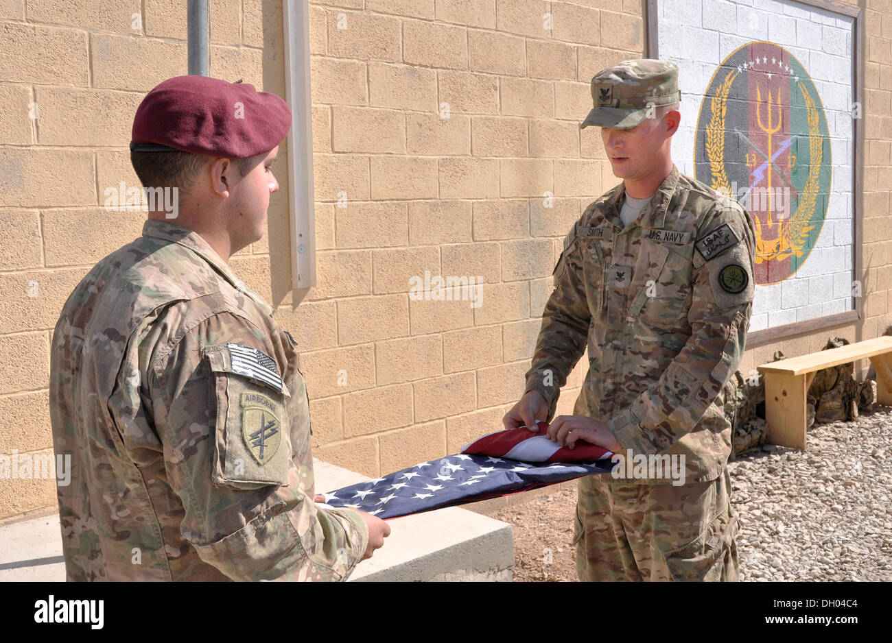 I soldati USA ripiegare la bandiera americana dopo l'abbassamento per  l'ultima volta durante un trasferimento di base cerimonia consegna in  avanti una base operativa Farah all'esercito afghano Foto stock - Alamy