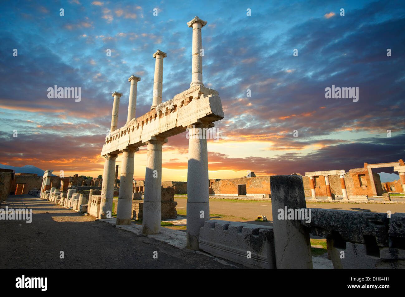 Dorico e colonne corinzie del colonnato romano nel forum di Pompei, Italia, Europa Foto Stock