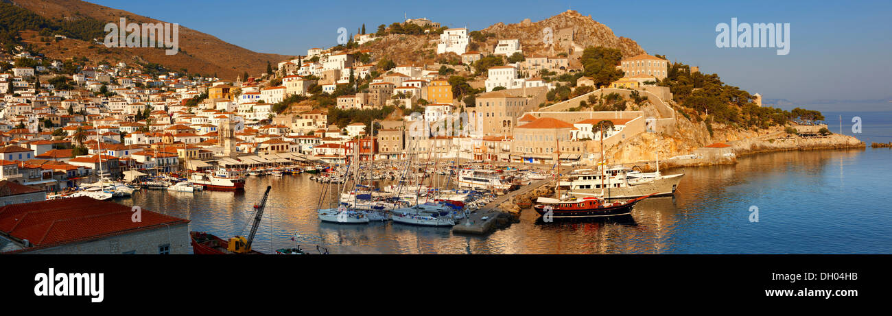 Lo storico porto di hydra, isole Saroniche, Grecia, Europa Foto Stock