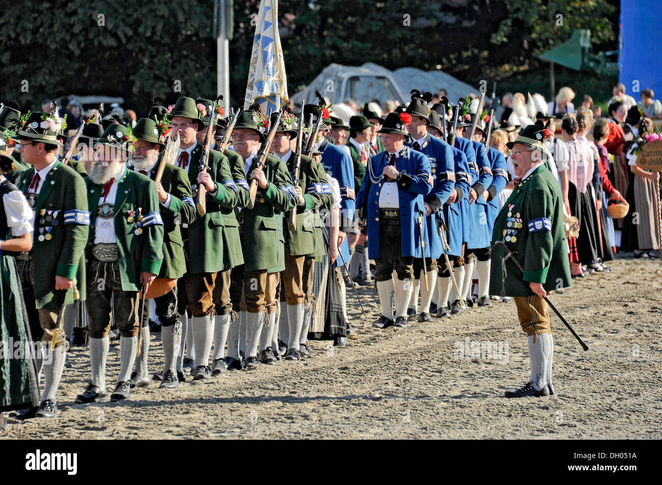 Sfilata di Gun club, soci indossando il tradizionale costume bavarese, fiera, festival Oktoberfest a Monaco di Baviera, Baviera superiore Foto Stock