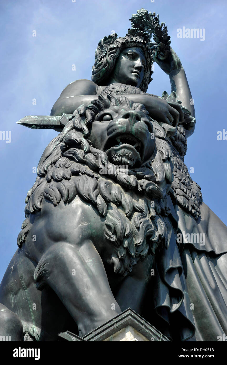 Statua di bronzo di Baviera nella parte anteriore dell'edificio Ruhmeshalle, Monaco di Baviera, Baviera, Baviera Foto Stock