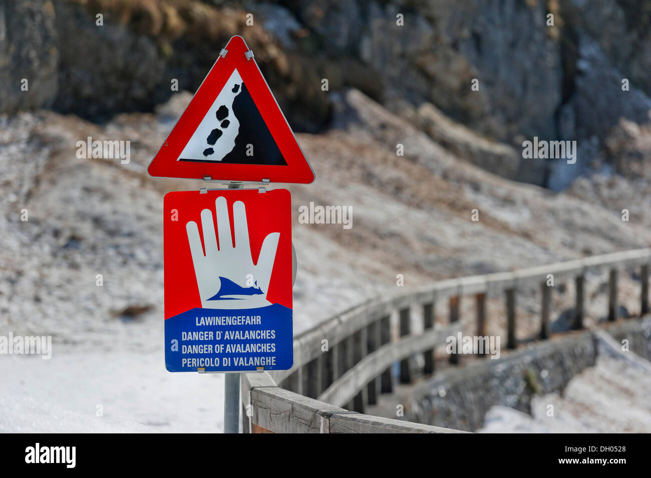 Cartelli di avvertimento, cadute di massi, pericolo valanghe, Lago Achensee, Tirolo, Austria, Europa Foto Stock
