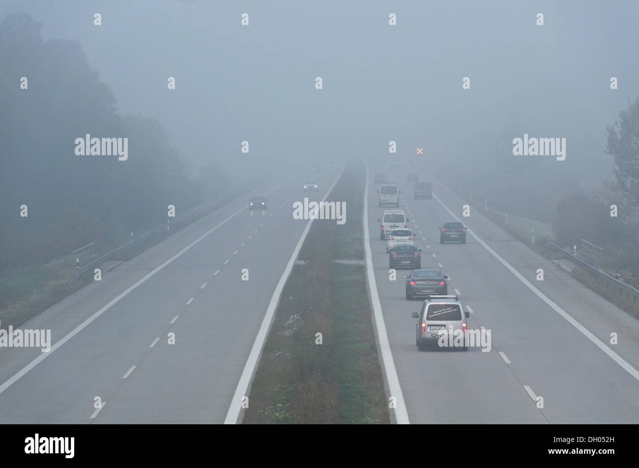 Autostrada nella nebbia, lit St. Andrew's croce come un avvertimento di pericolo, vicino a Freising, Alta Baviera, Baviera Foto Stock