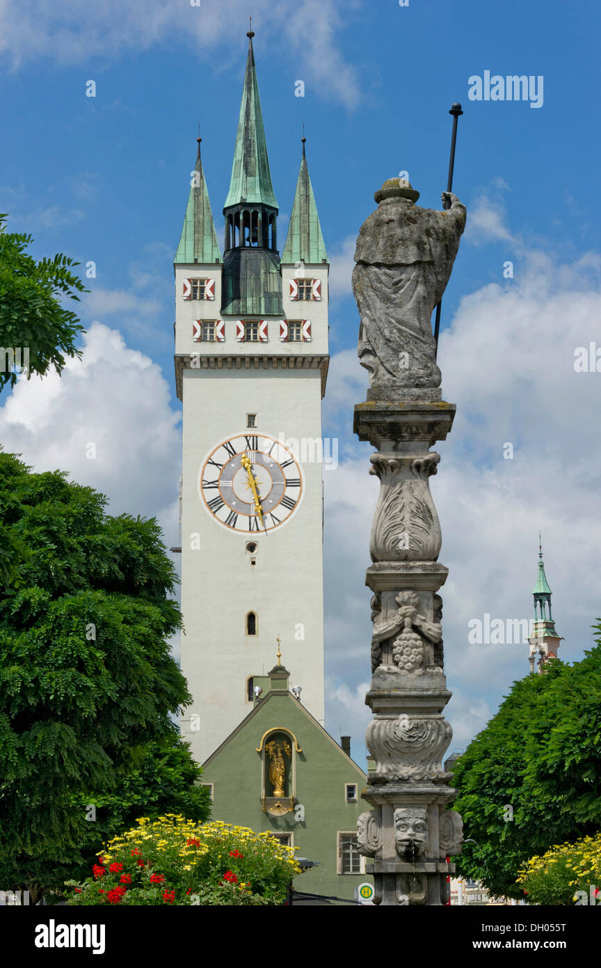 City Tower e la colonna di Jacob fontana nella piazza Stadtplatz, Ludwigsplatz square, Straubing, Bassa Baviera, Baviera Foto Stock