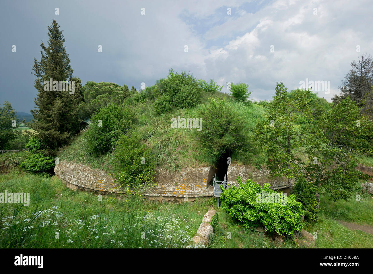 Un antico tumulo rotondo grave, Tomba della capanna, settimo secolo a.c. necropoli etrusca di La Banditaccia Foto Stock