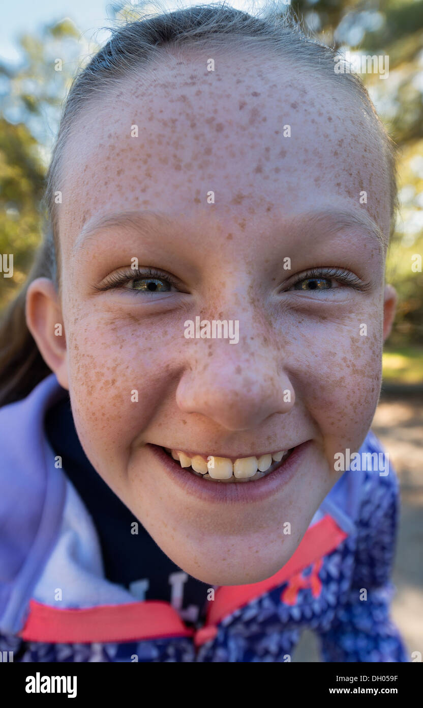 Sorridente ragazza tween pone per un selfie. Foto Stock