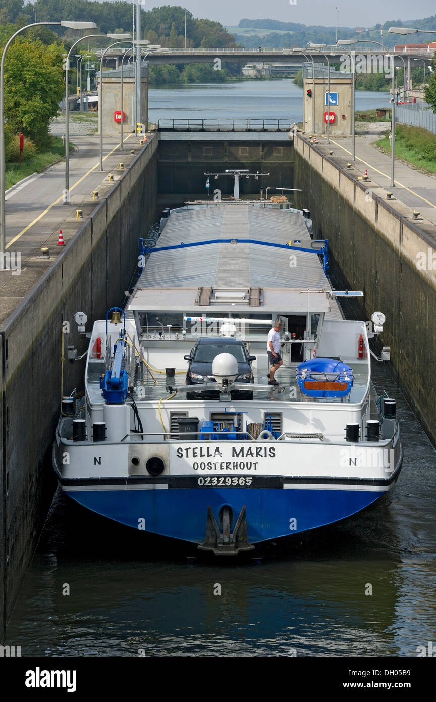 Nave da carico che viene sollevato in una sluice, Reno-Main-Danubio, Regensburg, Alto Palatinato, Bavaria Foto Stock