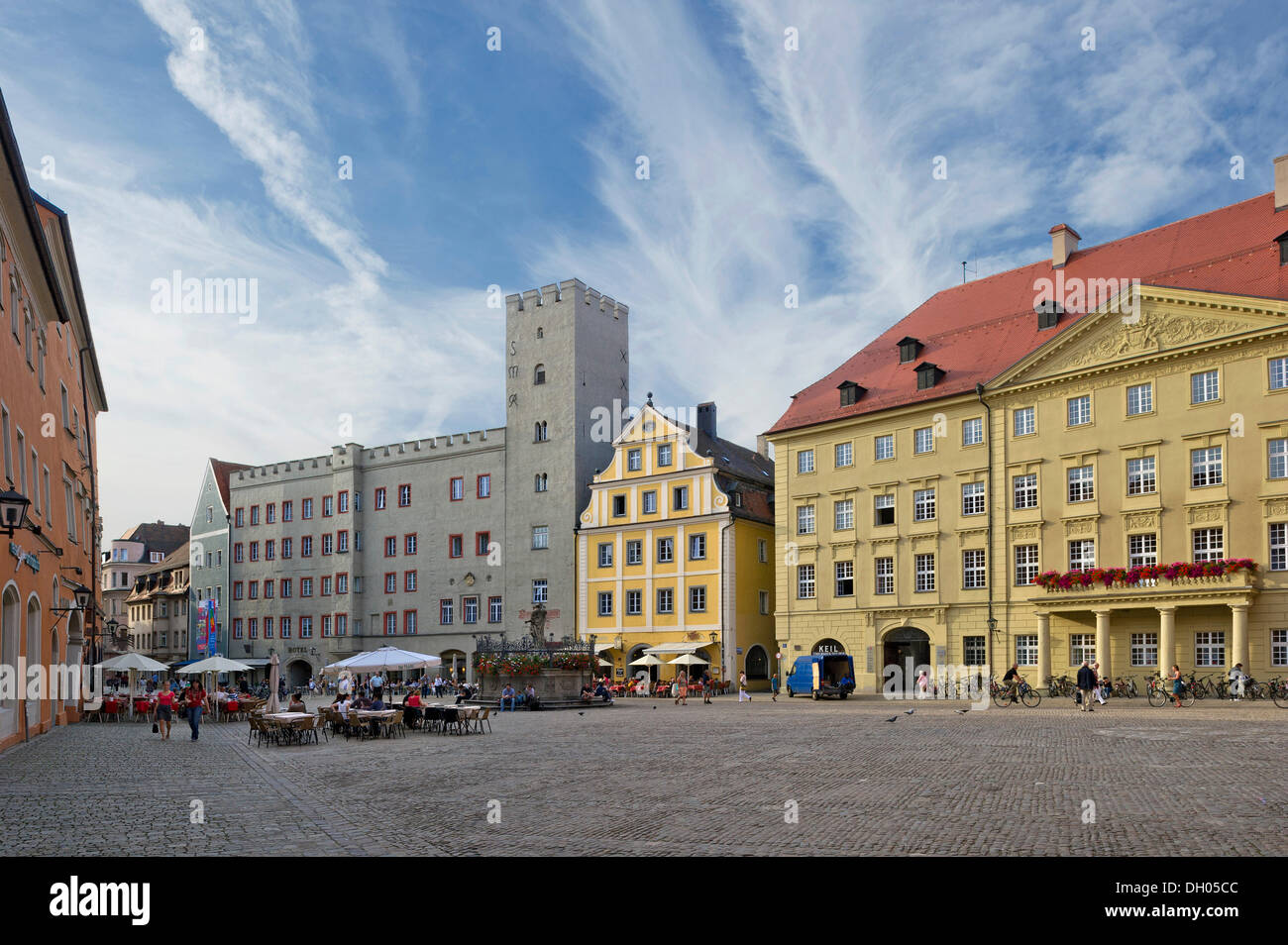 Inn, ristorante 'Gasthof Zum goldenen Kreuz', Thon-Dittmer-Palais, Haidplatz square, città vecchia di Ratisbona, Palatinato superiore Foto Stock