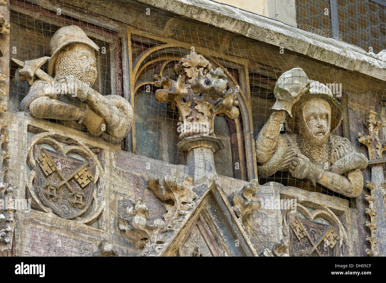 Le figure dei cavalieri sopra il portale del Salone Imperiale, Reichssaal, Old Town Hall, la città vecchia di Ratisbona, Palatinato superiore Foto Stock