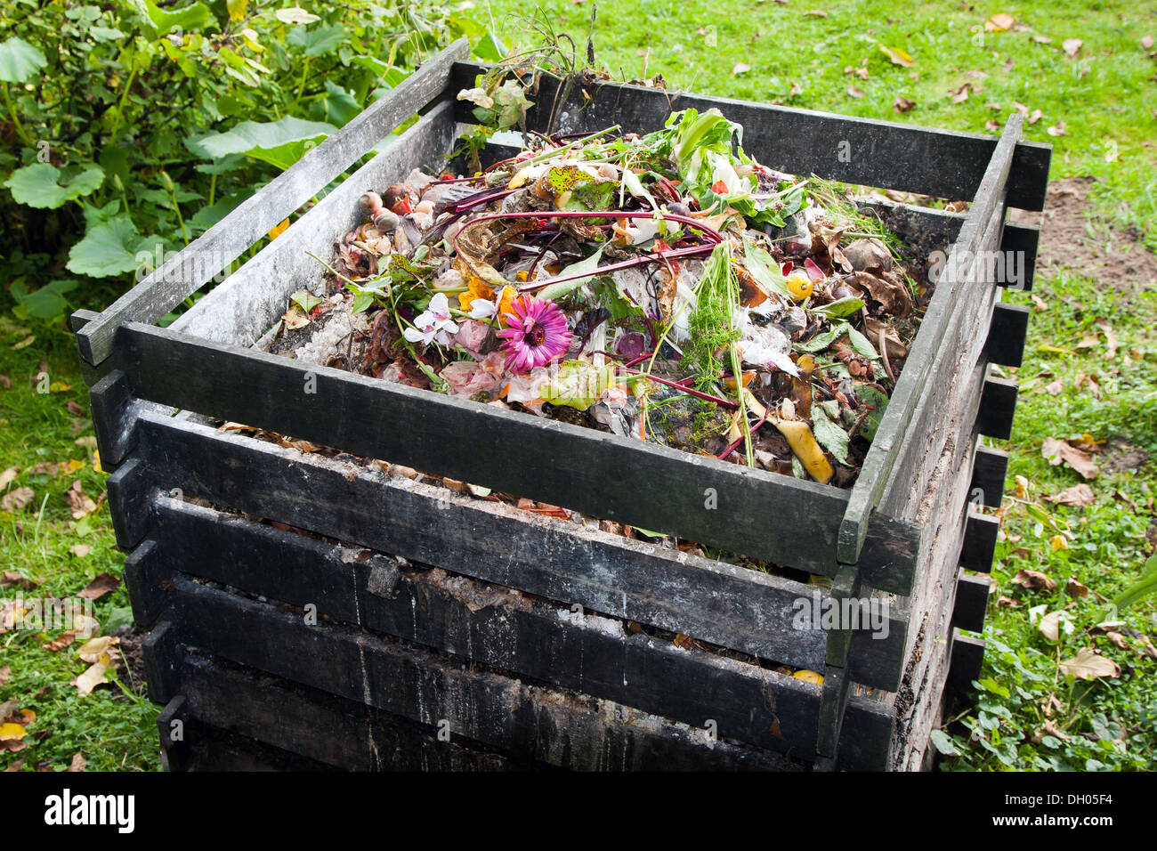 Il compost bin in giardino Foto Stock