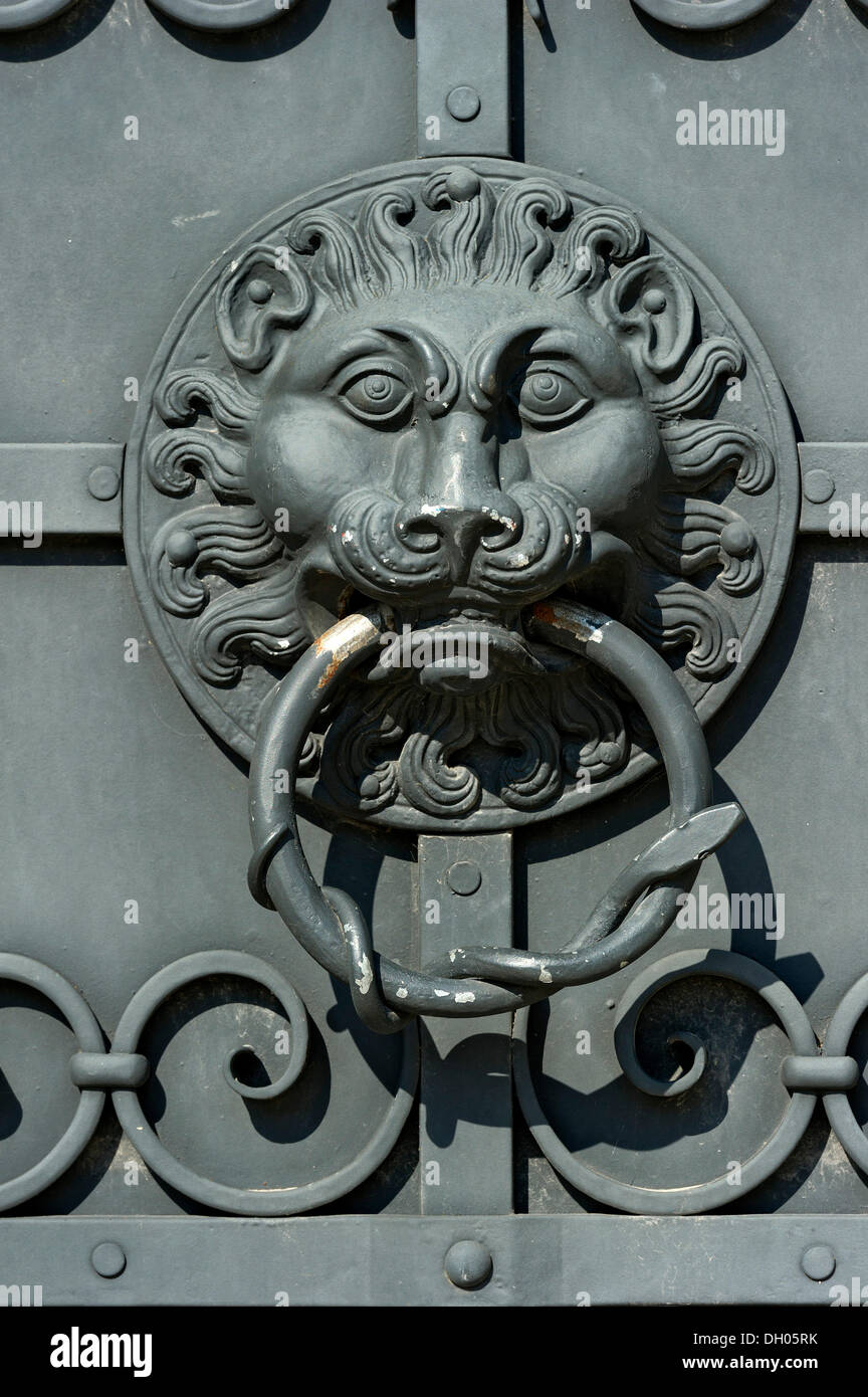 Ferro battuto porta respingente, testa leone, la parete esterna, Museo Nazionale Bavarese, Bayerisches Nationalmuseum, Prinzregentenstrasse Foto Stock