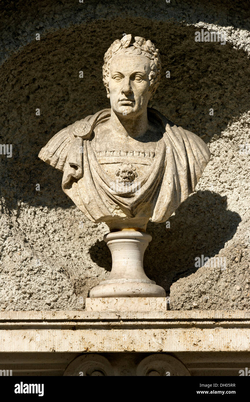 Busto decorativo dell'imperatore romano Giulio Cesare, da Josef Rauch, la parete esterna del Museo Nazionale Bavarese Foto Stock