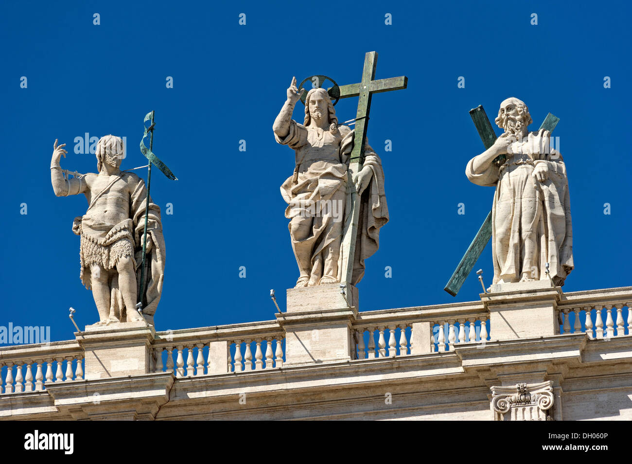 Statue monumentali di Giovanni Battista, Gesù Cristo e un apostolo sulla facciata della Basilica di San Pietro, Piazza San Pietro Foto Stock