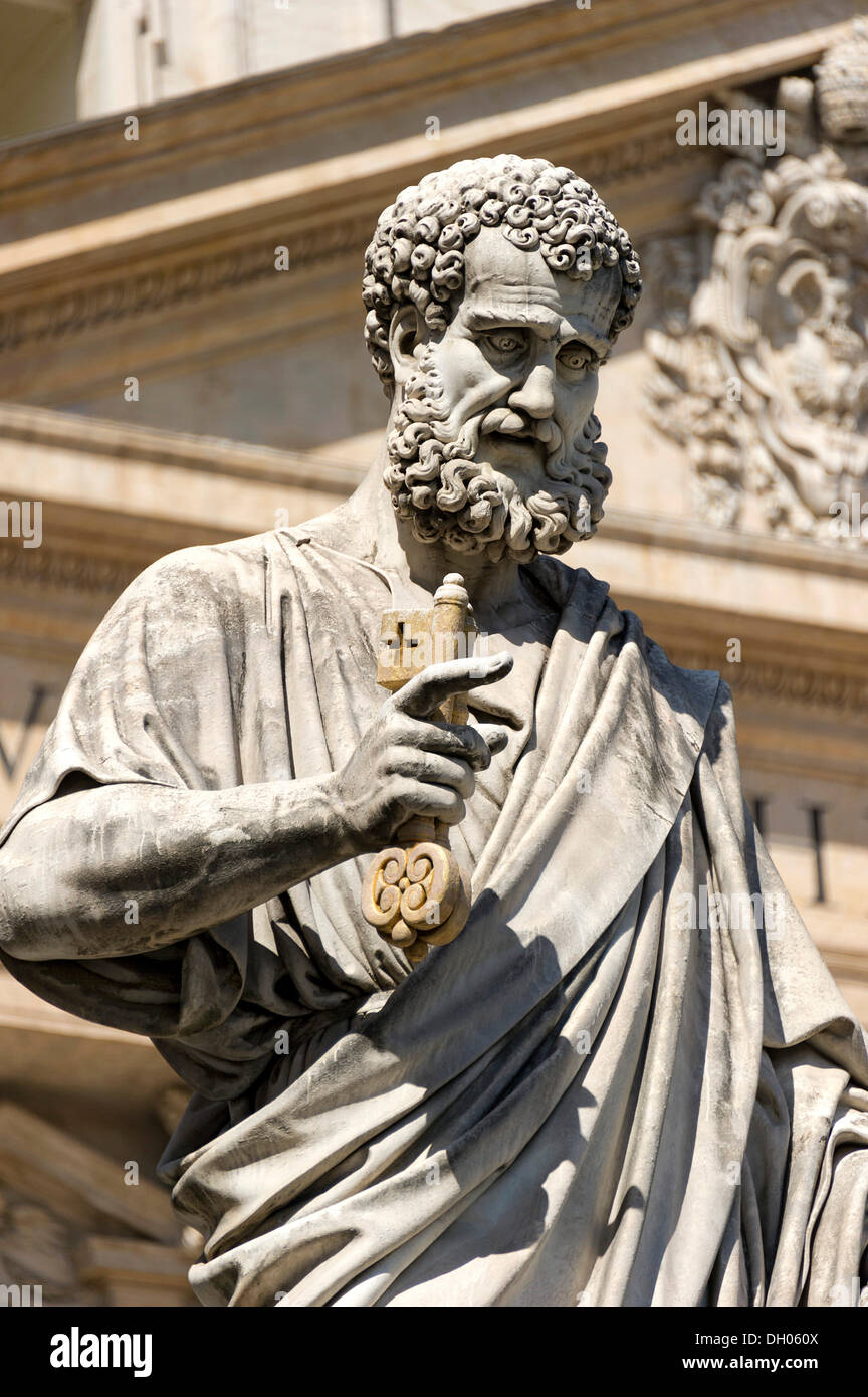 Monumentale statua di San Pietro Apostolo davanti alla Basilica di San Pietro e Piazza San Pietro, Piazza San Pietro Foto Stock