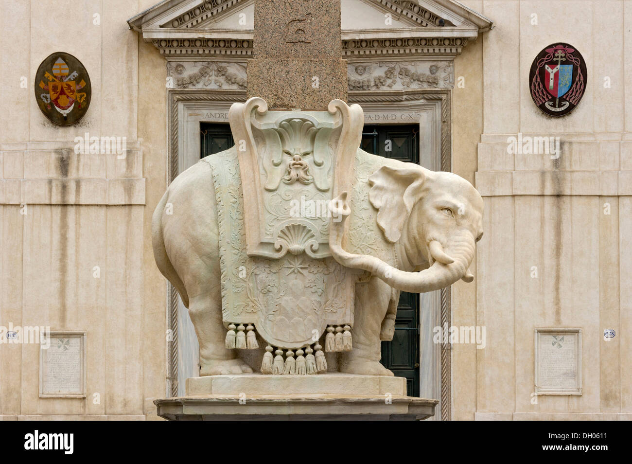 Pulcino della Minerva, elefante portando un obelisco di fronte alla Basilica di Santa Maria Sopra Minerva, Piazza della Minerva Foto Stock