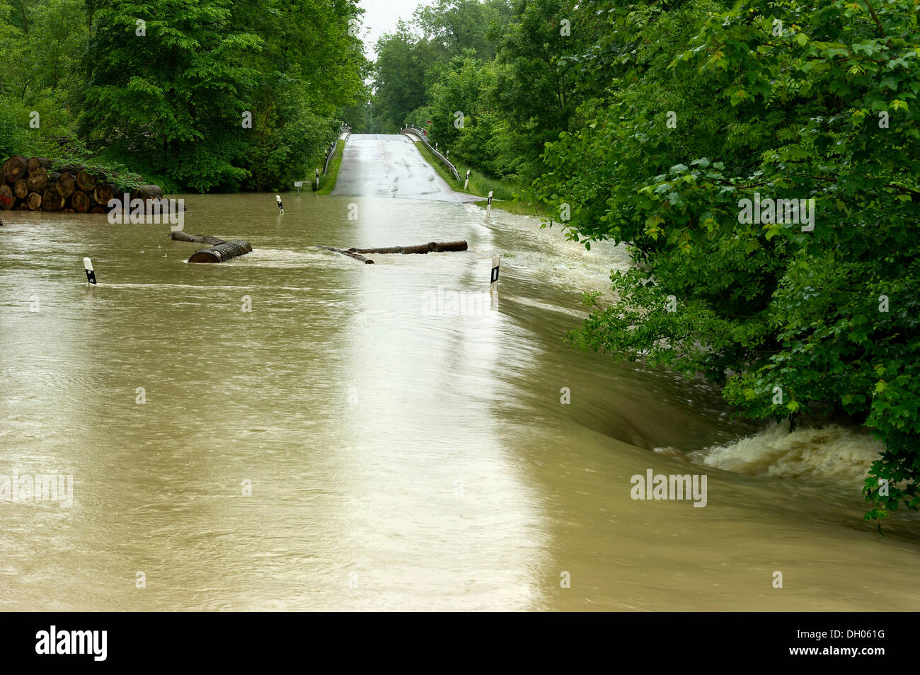 Strada allagata dal fiume Isar durante l'alluvione del 3 giugno 2013, Gaden, Freising District, Alta Baviera, Baviera, Germania Foto Stock