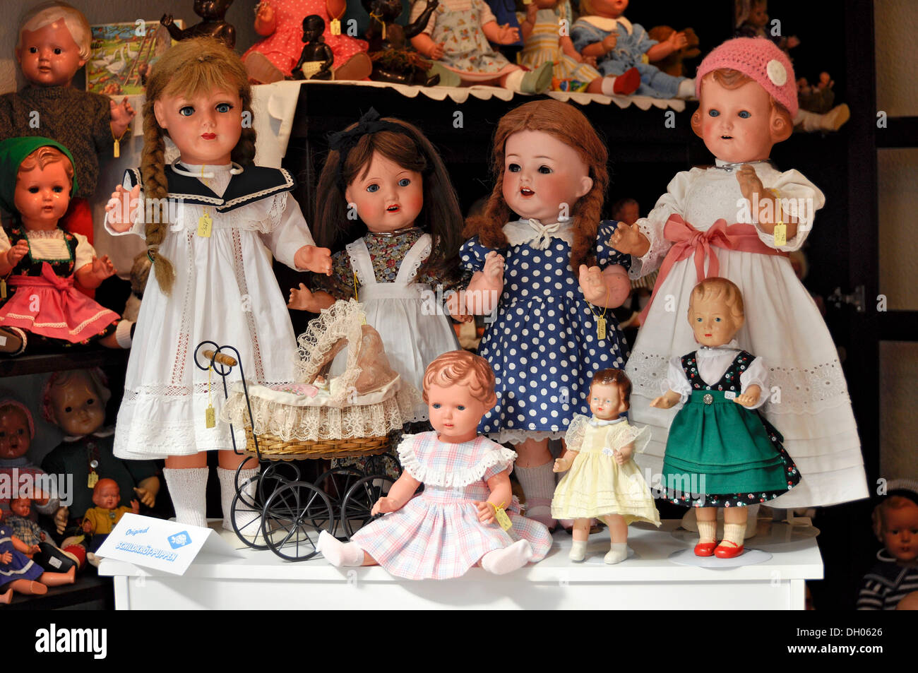 Vecchio bambole dalla fabbrica Schildkroet nel negozio Buedinger Puppenhaus, Büdingen, Hesse, Germania Foto Stock