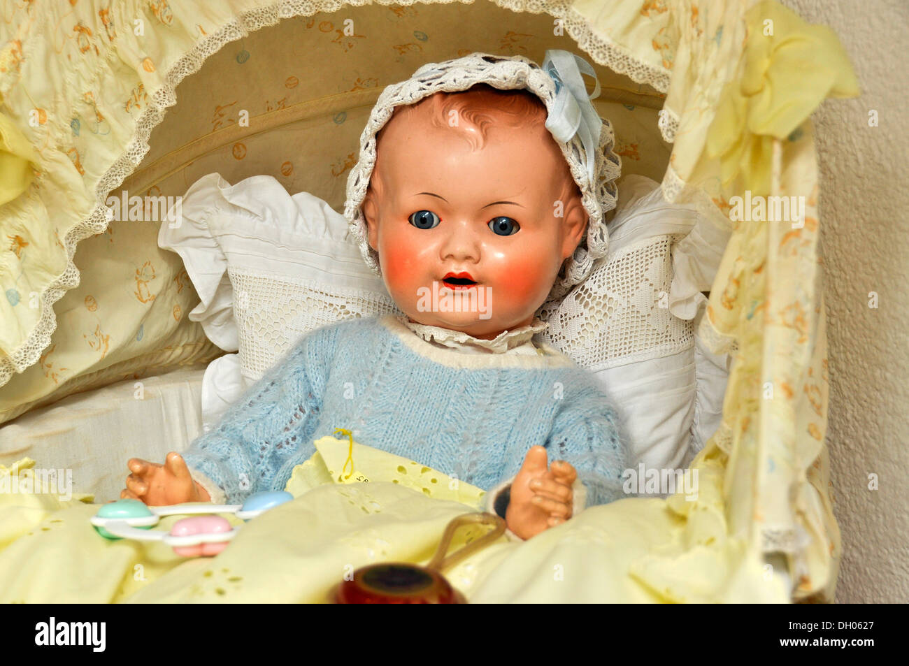 Vecchia bambola dalla fabbrica Schildkroet nel negozio Buedinger Puppenhaus, Büdingen, Hesse, Germania Foto Stock