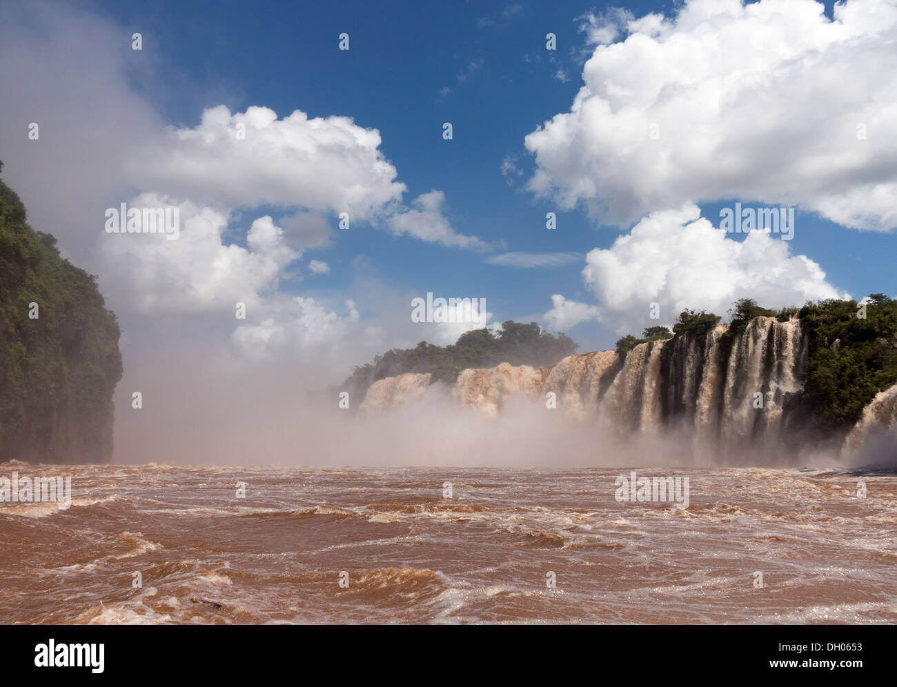Alluvione del fiume gonfio che conduce alle famose Cascate di Iguazu Brasile Argentina cascata di confine Foto Stock