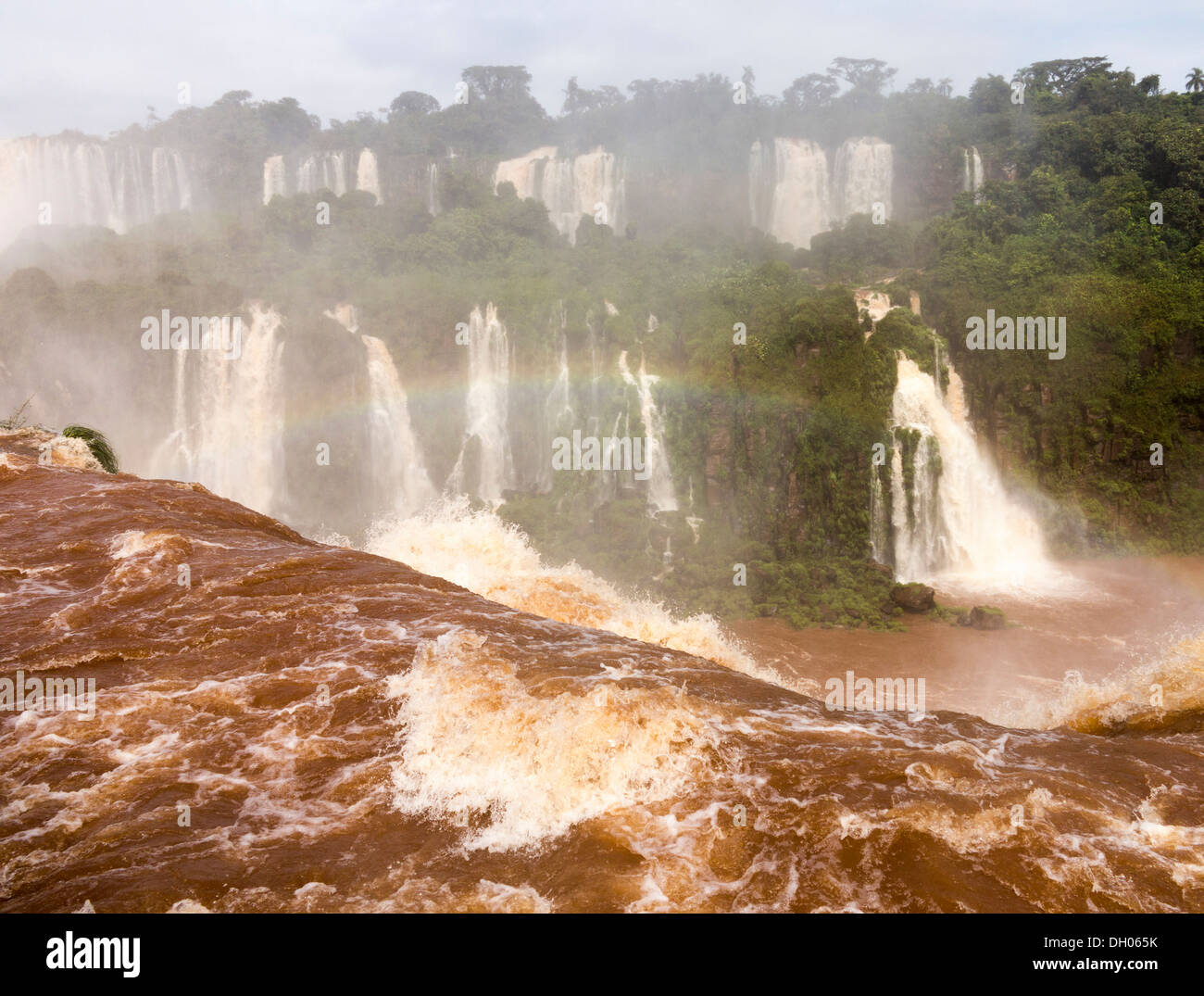 Alluvione del fiume gonfio che conduce al famoso Iguassu Falls nella foresta pluviale al confine tra Brasile e Argentina Foto Stock