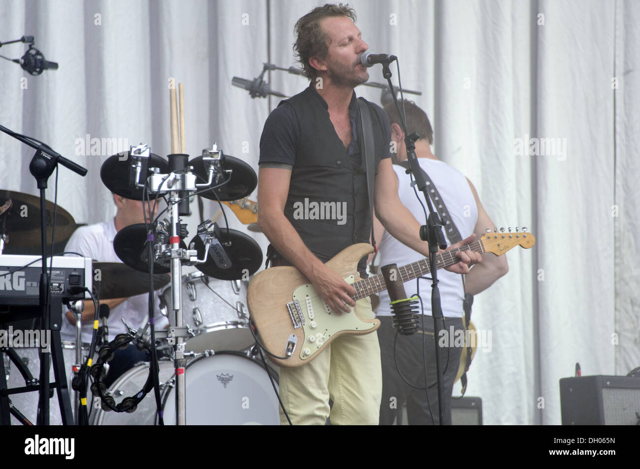 Tom Barman belga di rock band dEUS esegue in un giorno perfetto Festival (SI) 2012 Foto Stock