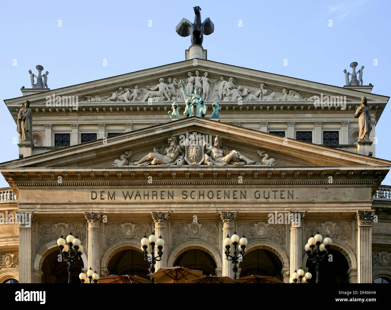 Iscrizione sull'Alte Oper, opera, 'Dem Wahren Schoenen Guten', Francoforte Hesse Foto Stock