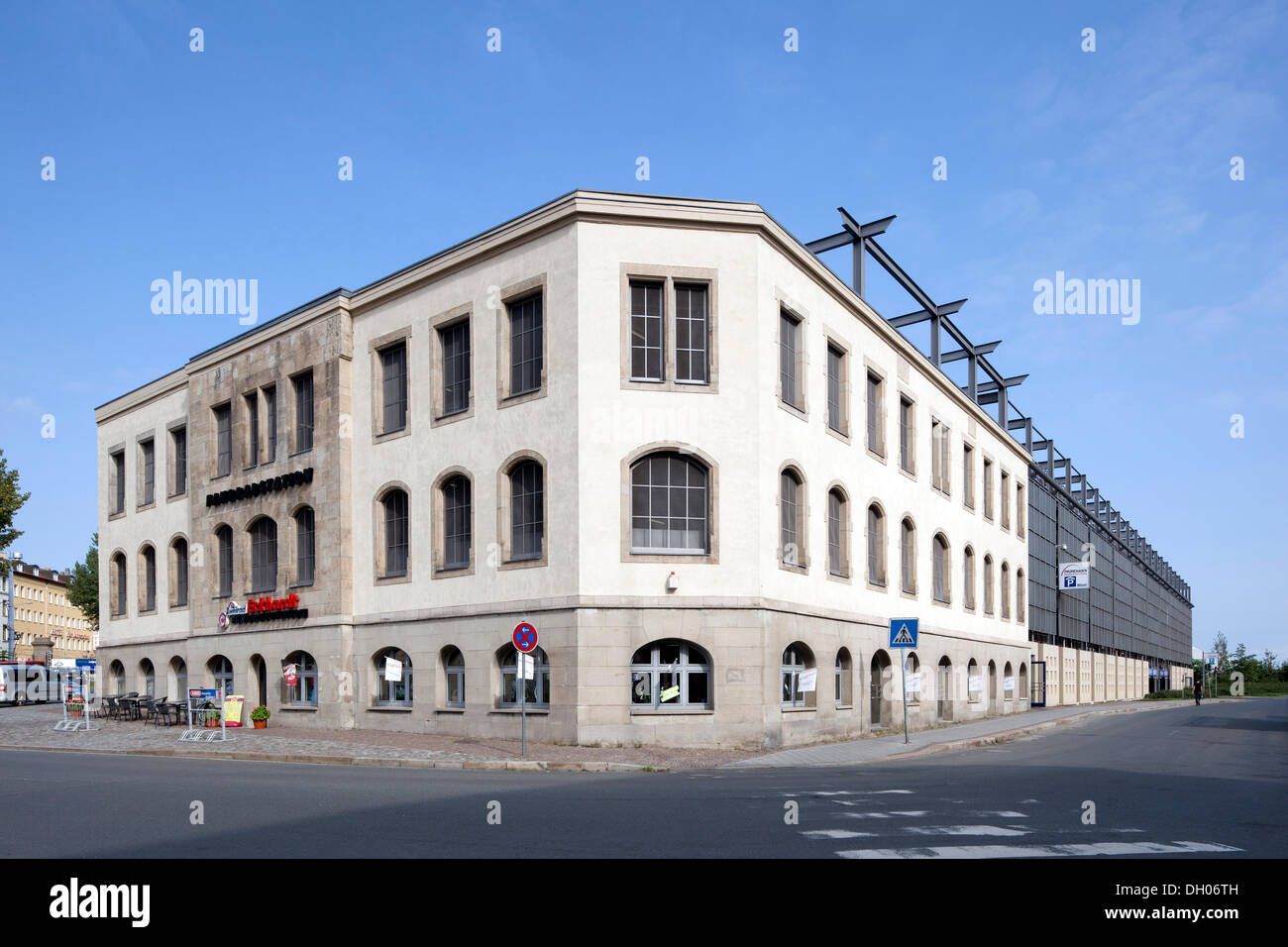 Parcheggio multipiano per automobili e biciclette presso la stazione ferroviaria centrale di Lipsia, PublicGround Foto Stock