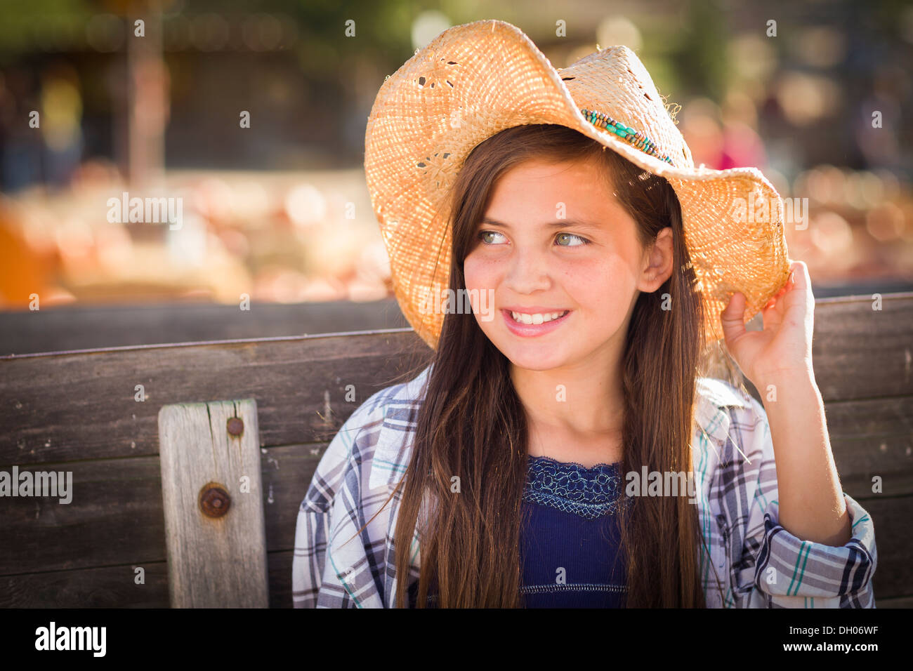 Ragazza Preteen indossando il cappello da cowboy ritratto alla Zucca Patch in un ambiente rustico. Foto Stock