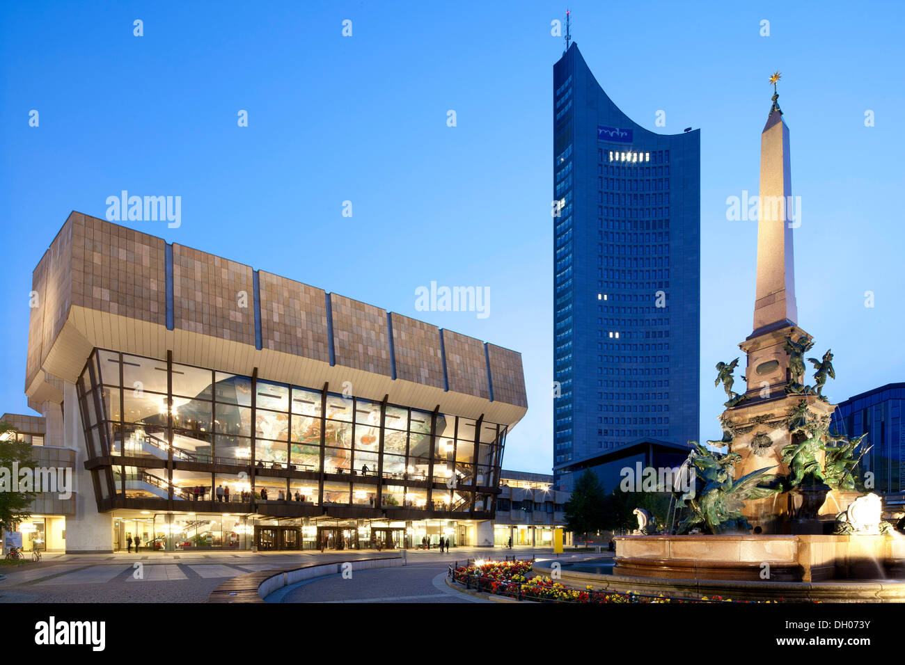 Edificio Gewandhaus, City-Hochhaus alto edificio, Mendebrunnen fontana, Augustusplatz square, Lipsia, Sassonia Foto Stock