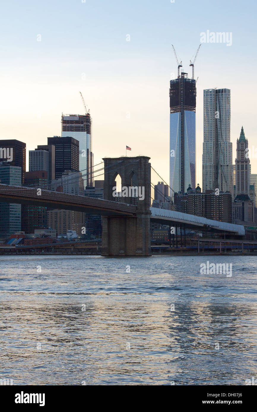 Ponte di Brooklyn a ponteggio con la libertà e la torre di Gehry Tower side-by-side di New York, NY, STATI UNITI D'AMERICA al crepuscolo in ottobre 2012. Foto Stock